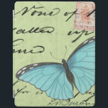 Blauer Schmetterling auf Aquamariner Postkarte iPad Hülle<br><div class="desc">Diese aquamarine Postkarte trägt eine Schönheitsbotschaft. Eine zarte,  blauflügelige Schmetterling-Erholung auf der Karte,  die einige der darin enthaltenen Skripte verschleiert. Dieser Vision Studio-Druck würde eine tolle Ergänzung zu Ihrer Zuhause darstellen!</div>