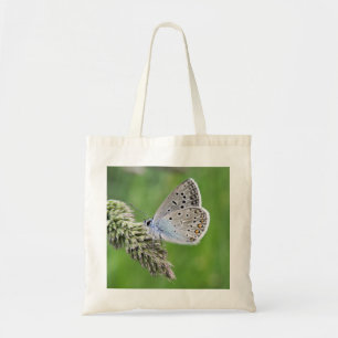 Blauer Schmetterling im Gras Tragetasche