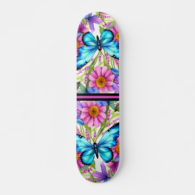 Blauer Schmetterling in einem Feld von Blume Skateboard (Vorne)