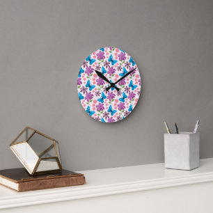 Blauer Schmetterling und violettes Blumenmuster Runde Wanduhr