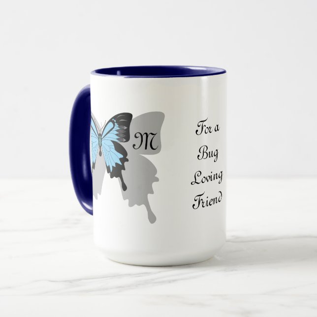 Blauer Schmetterlingsschattenmonogramm Tasse (Vorderseite Links)