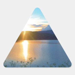 Blauer Sonnenuntergang am See Dreieckiger Aufkleber