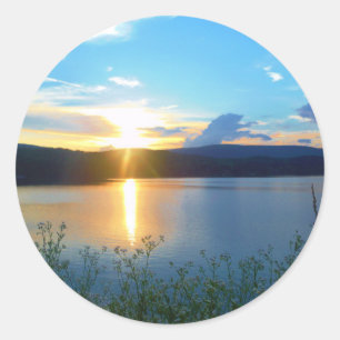 Blauer Sonnenuntergang am See Runder Aufkleber