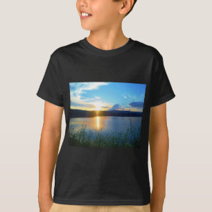 Blauer Sonnenuntergang am See T-Shirt