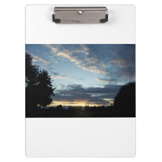 Blauer Sonnenuntergang träumt weißes Klemmbrett