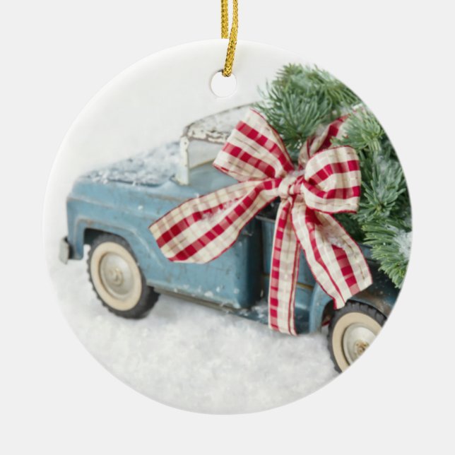 Blauer Spielzeug-LKW, der einen Weihnachtsbaum Keramik Ornament (Vorne)
