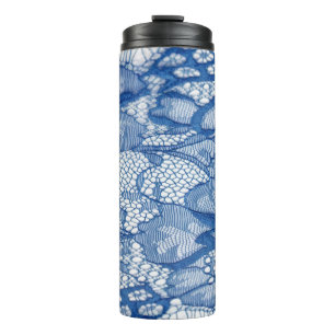 Blauer Spitzenstoff, afrikanisches Tüll-Design. Thermosbecher