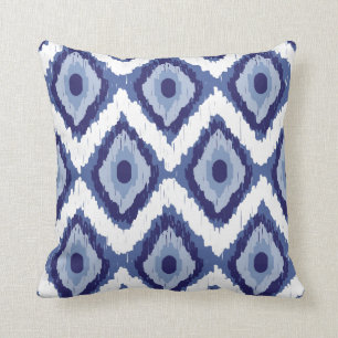 Blauer Stammes- Ikat Diamant-weißes Zickzack Kissen