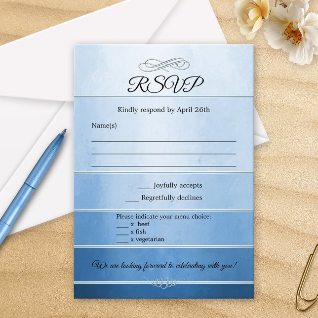 Blauer Streifen Tone auf Tone Wedding RSVP Karte (RSVP card featuring a watercolor effect blue striped tone on tone design with a silver lining)