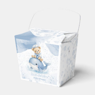 Blauer Teddybär auf einer Jungen-Babyparty mit Wal Geschenkschachtel