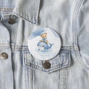 Blauer Teddybär auf Wal-Jungen-Baby-Party Button