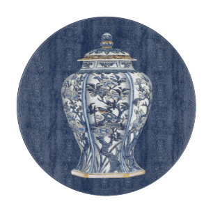 Blauer u. weißer Porzellan-Vase durch Schneidebrett