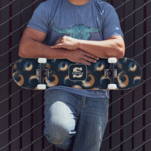 Blauer und brauner Kreis auf dunklem Hintergrund Skateboard