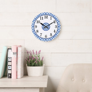 Blauer und weißer Bauernhof Große Wanduhr
