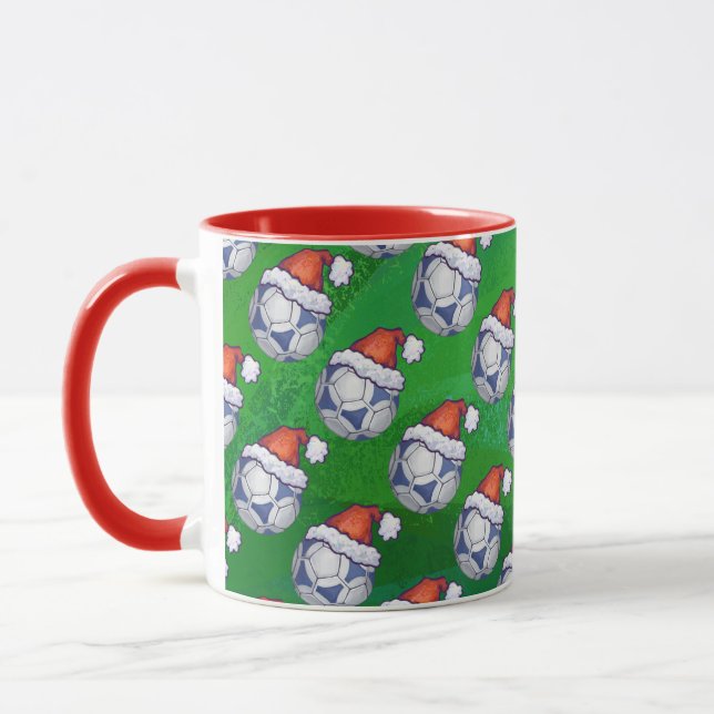 Blauer und weißer festlicher Fußball auf Grün Tasse (Links)