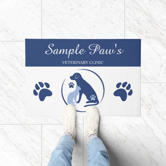 Blauer und weißer Hund mit Cat Logo Tierklinik Fußmatte (Indoor)