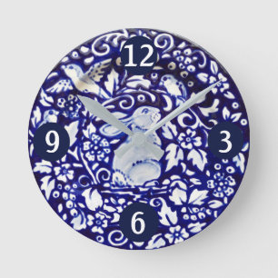 Blauer und Weißer Kaninchen Bunny Bird Blume Scro Runde Wanduhr
