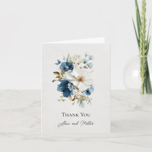 Blauer und weißer Painterly Floral Wedding Vielen  Einladung (Vorderseite)