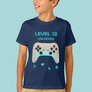 Blauer und weißer Videospielcontroller auf dunkelb T-Shirt