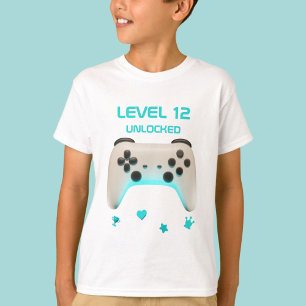 Blauer und weißer Videospielcontroller in Weiß T-Shirt