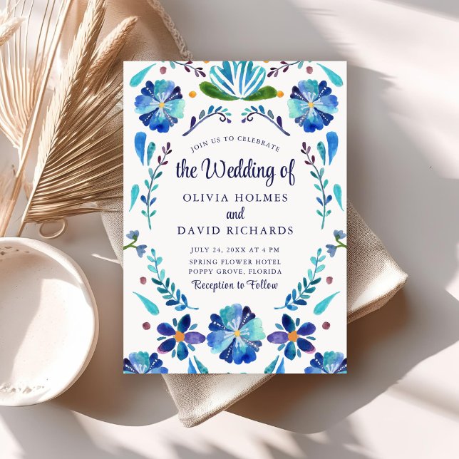 Blauer und weißer Volksmund Fiesta Hochzeitsfest Einladung (Blue and White Folk Floral Fiesta Wedding Invite on neutral boho wedding table.)