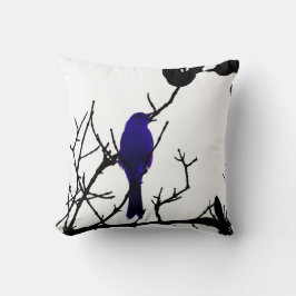 Blauer Vogel auf schwarzem Baum Kissen