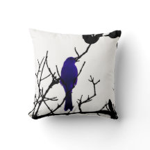 Blauer Vogel auf schwarzem Baum