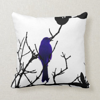 Blauer Vogel auf schwarzem Baum Kissen