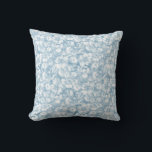 Blauer Wasserfarben Blume Blüten werfen Kissen<br><div class="desc">Blaues Aquarelldesign auf hellen Blume, perfekt für Geschenke</div>