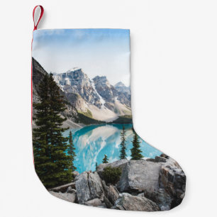 BLAUER WASSERKÖRPER IN DER NÄHE DES GRAUEN BERGS KLEINER WEIHNACHTSSTRUMPF