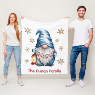 Blauer Weihnachts-Gnom mit roter Laterne und Beere Fleecedecke