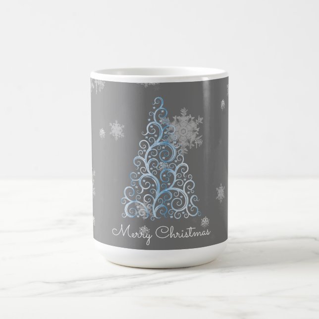 Blauer Weihnachtsbaum und Schneeflocken Tasse (Mittel)