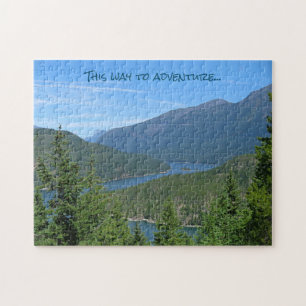 Blauer Windsee durch grüne Wälder