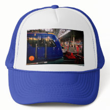 Blauer Zug am Bahnhof Manchester