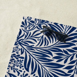 blaues Blumenmuster mit vielfältigen Blättern und  Strandtuch