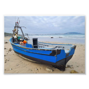Blaues Boot an einem ruhigen Strand ⛱️ 💙 Fotodruck