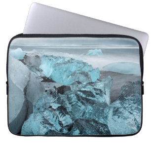 Blaues Eis auf Strandlandschaft, Island Laptopschutzhülle