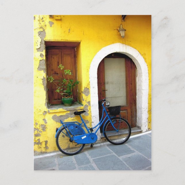 Blaues Fahrrad gegen eine gelbe Wand Postkarte (Vorderseite)