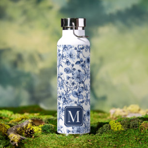 Blaues florales Vintage-Toile-Muster-Monogramm Trinkflasche