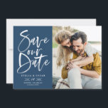 Blaues Foto Save The Date<br><div class="desc">Blue Watercolor Brush Calligraphy Foto Rette unsere Date Card | Melden Sie sich mit dieser individuell anpassbaren Save the Date flachen Karte bei Familie und Freunden an. Auf marineblau-blauem Hintergrund zeigt es handgeschriebene moderne Kalligraphie. Dieses stilvolle Foto Save the Date ist perfekt für jede Hochzeitszeit und jedes Thema. Weitere Farben...</div>