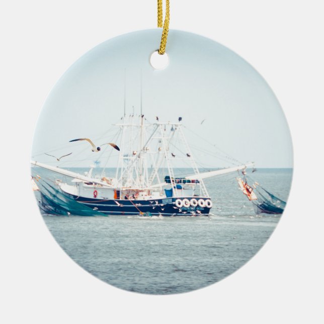 Blaues Garnele-Boot auf dem Ozean Keramikornament (Vorne)