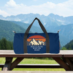 Blaues Gebirge Personalisiertes Wandern Duffle Bag<br><div class="desc">Dieser phantastische Sonnenuntergang über Felsgebirgen und Waldbäumen in der Natur ist ein großartiges Bild für einen individuellen blauen Duffelbeutel für Ihren Sommerurlaub oder eine Reise durch die Natur. Fügen Sie einfach Ihren eigenen personalisierten Text für Camper oder Wanderer hinzu,  die sich gerne im Freien bewegen.</div>
