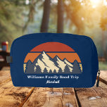 Blaues Gebirge Personalisiertes Wandern Waschbeutel<br><div class="desc">Dieser phantastische Sonnenuntergang über Felsgebirgen und Waldbäumen in der Natur ist ein großartiges Bild für einen individuellen blauen Toilettenbeutel für Ihren Sommerurlaub oder eine Reise durch die Natur. Fügen Sie einfach Ihren eigenen personalisierten Text für Camper oder Wanderer hinzu,  die sich gerne im Freien bewegen.</div>