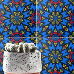 Blaues gelbes afrikanisches Ethnic Geometric-Muste Fliese<br><div class="desc">Das Hauptmotiv dieser Keramik-Kachel ist eine komplexe Sternexplosion, die in symmetrischen Armen mit detaillierten geometrischen und blumigen Mustern strahlt. Die Farbpalette ist auffallend, mit einem kühnen Kontrast von hellblau zu den warmen Farbtönen Rot und Gelb, der die akribischen Details unterstreicht und ein Gefühl von Energie und Bewegung hervorruft. Der Stil...</div>