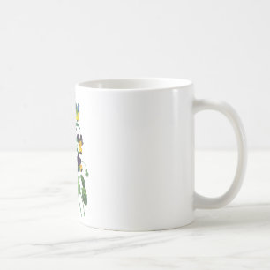 Blaues gelbes und lila Stiefmütterchen durch Kaffeetasse