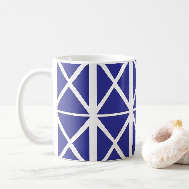 Blaues geometrisches Dreieck-Muster Kaffeetasse (Mit Donut)