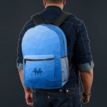 Blaues geometrisches Maschenmuster Monogram Bedruckter Rucksack<br><div class="desc">Hellblaues geometrisches Maschenmuster Monogram Bedruckter Rucksack Coole Mode Accessoires Tasche für jeden. Blaues Dreieck geometrisches Mesh mit Licht bis dunkel ombre Farbverlauf Design. Erstellen Sie einen einzigartigen und personalisierten Rucksack mit einer benutzerdefinierten Touch! Modernes Monogramm mit Ihrem Initial und Ihrem Namen für diesen persönlichen Flair.</div>