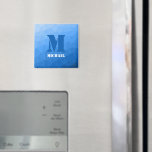 Blaues geometrisches Maschenmuster Monogram Magnet<br><div class="desc">Monogram Personalize mit Ihrem benutzerdefinierten Initial und Namen. Blaue Gradienten geometrische Maschenmuster Dreiecke ombre. Dreieck geometrische Masche mit cooler Ober-Farbverlauf.</div>