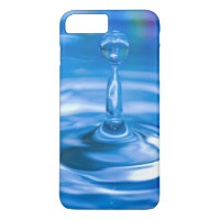 blaues geripptes Wasser mit Tröpfchen