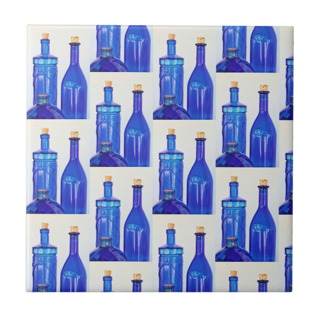 Blaues Glas Korkierte Flaschen Fliese (Vorderseite)